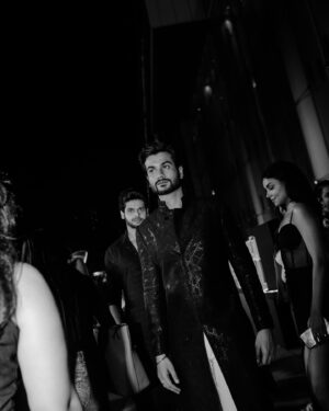 Sunny Kaushal Instagram - B&W images of a colourful night
Clicked by @khamkhaphotoartist 

#Sunsunnykhez
#Mami