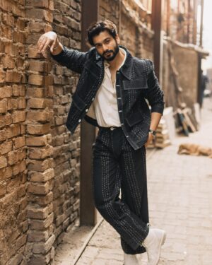 Sunny Kaushal Instagram - Between the lines and dots…

Styled by @amandeepkaur87 
Wearing @hindostanarchive 
Hair @forum.gotecha 
Makeup @sajid_makeup
Pictures @portraitshelter