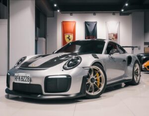 Sunny Wang Instagram - 終於入手了我一直夢寐以求的蛙王-GT2RS 大家喜歡我的夢想車嗎? 留言告訴我你們麼覺得如何。雖然很多人都會說，每次都一樣 ，又來了，我很愛改完後就賣車然後再進一台新車，但也會有人有發現我的996 turbo RS, 997 turbo RS & Cayenne turbo RS 一直都留著，默默的收藏我自己認為很屌的保時捷。老實說我真的是一個保時捷粉，而蛙王-GT2RS也是我這幾年最夢想的一台車。我終於大膽地買了我最貴，最限量，最大馬力，也是最屌的保時捷。入手GT2RS對我來說是人生中非最重要的目標。我終於達成了。

其實真正理解我的朋友們都知道，進入演藝圈後的這12、13年，我非常努力，很多人以為我都是靠家人，但這些人都錯了 ，我是靠自己的打拼，才有了今天的我。我的家人一開始不支持，也看不好這條路，但我恆持著「恃人不如自恃」的信念。現在站穩了，我只能說，謝謝家人讓我這麼獨立，給我機會去打拼。他們為我驕傲了。大部分的人都只看到我好的一面，完全不知道也看不到我也會遇到不好的一面。我想告訴年輕人，若有機會，一定要勇敢闖蕩。你永遠不知道會發生什麼，但至少要嘗試。嘗試過程中會有挫折、失敗，每個人都會失敗，包括我。但別因此而放棄，要努力爬起來，繼續努力。做好準備，把握機會，我知道很不容易，我知道很多人都覺得不可能，但你一定要告訴自己，你可以的，必須要有自信，有一天我相信你絕對會成為理想中的自己。不管你想達成的目標是什麼，努力去做、放手去做！就算失敗了、倒下了，也沒有關係，持續嘗試一定會有達成你夢想的那一天！我承認，運氣很重要，我是非常幸運，所有我會珍惜一切，我會繼續努力，我還有更大的夢想要達成！

我逐步在實現自己的夢想清單，今天達成夢想車里程碑：991.2 GT2 RS。還有一個里程碑是想出現在屈臣氏 😂 歡迎廠商聯絡 😂 不多說了，快去看最新 EMC Vlog! 放心，今年我們會一步一步紀錄改裝品跟大家分享👌🏼 下一個夢想要達成的就是Ryan 期待一下吧!

English translation will be in my comments! Caption was too long lol… enough talk go watch my new EMC Vlog! @empiremotorclub 

I finally got my dream car: Porsche 991.2 GT2RS!!!