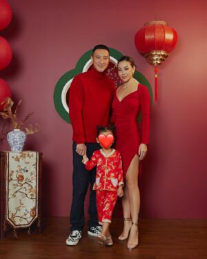 Sunny Wang Instagram - 跟大家來拜個年
謝謝大家一直以來的支持 
祝你們跟你們的家人
新年快樂 
恭喜發財
身體健康
平安快樂
龍年行大運 🐉🧧

Happy Chinese New Year 
From our families to yours 
Wishing you all health, wealth, luck and happiness 
All the best for the Year of the Dragon

📷: @balloontom