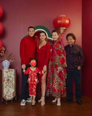 Sunny Wang Instagram - 跟大家來拜個年
謝謝大家一直以來的支持 
祝你們跟你們的家人
新年快樂 
恭喜發財
身體健康
平安快樂
龍年行大運 🐉🧧

Happy Chinese New Year 
From our families to yours 
Wishing you all health, wealth, luck and happiness 
All the best for the Year of the Dragon

📷: @balloontom