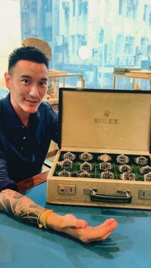 Sunny Wang Instagram - 太瘋狂了! 這是我第一次看到Rolex第一代最有歷史的運動錶款收藏 總價值1億台幣 2500萬港幣 3百多萬美金 

你們會選哪一支？ 我是選不出來了😂 趕快去看最新一集EWC 

1. 6200 King Sub 
2. 6204 Sub Aqua 
3. 3-6-9 Submariner dials 
4. James Bond 6538 big crown
5. 1016 Explorer 
6. 6542 GMT
 @empirewatchclub @kkevalll @14_mao @vr.justin @_vrhk