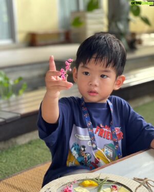 Supasit Chinvinijkul Instagram - 3 ขวบและน้า
ขอบคุณที่มาเป็นความสดใส
ขอบคุณที่ทำให้โตขึ้นไปพร้อมกัน
#โตพร้อมลูก 
❤️❤️❤️