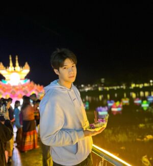 Suphadach Wilairat Instagram - สวัสดีวันลอยกระทงครับ🌕🪷 ขอแคปปชั่นโดนๆหน่อยดิ😸 #ลอยกระทง #bosstonsuphadach  #กีต้าร์ของบอสตั้น