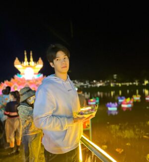 Suphadach Wilairat Instagram - สวัสดีวันลอยกระทงครับ🌕🪷 ขอแคปปชั่นโดนๆหน่อยดิ😸 #ลอยกระทง #bosstonsuphadach  #กีต้าร์ของบอสตั้น