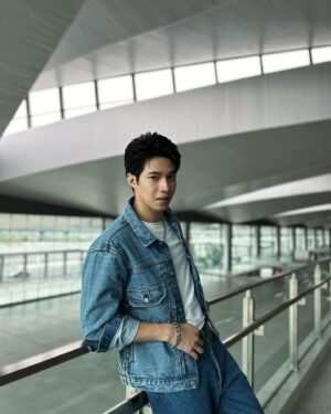 Suphadach Wilairat Instagram - 📸😎🚇 #bosston_suphadach  #กีต้าร์ของบอสตั้น