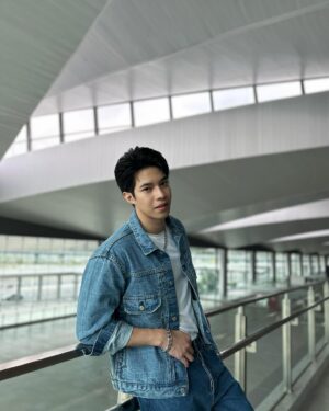 Suphadach Wilairat Instagram - 📸😎🚇 #bosston_suphadach  #กีต้าร์ของบอสตั้น