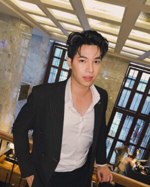 Suphadach Wilairat Instagram - 🤵🏻📸🤍 #bosstonsuphadach  #กีต้าร์ของบอสตั้น #akarabangkok #startyourflavorfulljourney @akarabangkok