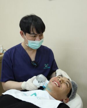 Suphakorn Sriphothong Instagram - มาให้พี่หมอดูแลหน้าให้ก่อนเที่ยวปีใหม่ พี่หมอเลยให้ลอง Hi-Fusion ยกกระชับรูปหน้า ไม่ต้องรอทำเสร็จเห็นผลเลยครับ 🫶🏻🫶🏻🫶🏻