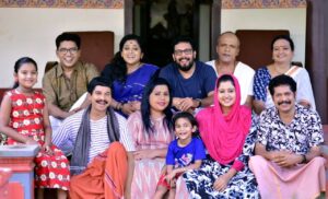 Suphy Maria Instagram - കൊട്ടിലപ്പാട്ട് ഫാമിലി ഫോട്ടോ😍🫣

#wifeisbeautiful #zeekeralam #family #familyphoto #happyplace #happypeople #familia #kochi