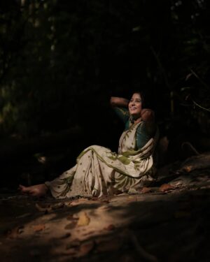 Suphy Maria Instagram - ദല മർമ്മരം നേർത്ത ചില്ലകൾക്കുള്ളിൽ കുയിലായ് മാറിയതാരേ.....💫

📸 : @dop_by_nishin 😍

#noedit #nofilter #nature #smile #instagram #instagood #sareelove #naturelovers