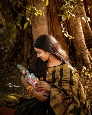 Suphy Maria Instagram - Krishna nee begane baro..... ✨️

📸 : @nikhilmagiclens 😍

#happyvishu #vishu #krishna #temple #keralafestival #kerala #zeekeralam #wifeisbeautiful #instagram #explore