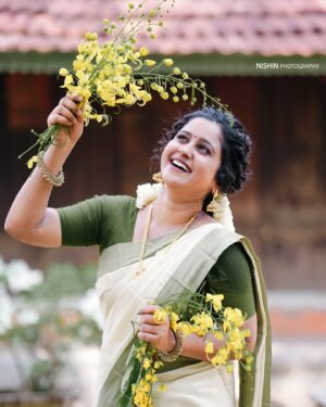 Suphy Maria Instagram - 🌼🌼

🥻💄 : @makeover_by_athirasarath 
📸 : @dop_by_nishin 

#vishu #vishuspecial #vishuphotoshoot #traditional #keralasaree #festival #flowers #explore #makeover