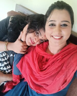 Suphy Maria Instagram - ചക്കുടു ചിക്കുടു!🫣❤️ 

#reelsisters #friends #friendshipgoals #happiness #wifeisbeautiful #zeekeralam #breaktime