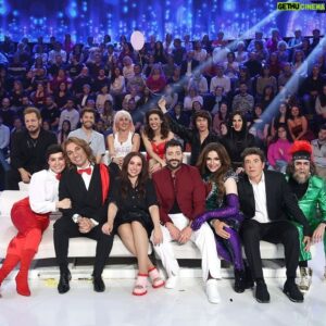 Supremme de Luxe Instagram - Esta semana en la gala 8 de @tucaramesuena tuve el reto de tener que imitar a Gloria Trevi. Todo fue mucho más fácil gracias al cuerpo de bomberos @marc.montojo @pablobrotonss @broussebenji y @carlesescoms que, aunque me robaron toda la atención 😂, me ayudaron muchísimo a recrear la actuación original. 

Siempre hay que destacar la labor de caracterización, pero esta vez @juana_navarro_1 hizo un trabajo espectacular junto con el pelo que me puso @elenasanchez7743. 
El trabajo de todo el equipo de vestuario también ha sido maravilloso, en breve haré una publicación para que los podáis conocer.

Y, por supuesto, esta edición no sería igual sin mis compañeros. Tengo una suerte tremenda de compartir esta experiencia con todos ellos porque son MARAVILLOSOS. 

Las fotazas de la gala son de @joseirun_fotografia 

Gracias siempre por tanto cariño.