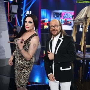 Supremme de Luxe Instagram - Muchísimas gracias por todo el cariño que estamos recibiendo @paca_la_pirana y yo por esta actuación en @tucaramesuena. Estamos muy felices ❤️❤️❤️

Mi caracterización estuvo a cargo de @neill.losada que consiguió un parecido que ni yo esperaba, y del pelo se encargó @cristina.caparrospedrosa.

Las fotos son de @joseirun_fotografia