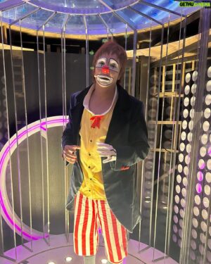 Supremme de Luxe Instagram - Yo necesitaba que @dragracees estuviese presente en @tucaramesuena de algún modo, porque si en el casting para presentar Drag Race no hubiese recibido un sí, no hubiese podido vivir la experiencia de participar en Tu Cara Me Suena. 
Me aparecía mucho llevar algo de @it_spain en la final, porque él es el encargado de mi imagen en Drag Race, y optamos por este vestido que se hizo para la final de la 3ª temporada y es una maravilla con muchísimos detalles hechos de manera artesanal.
