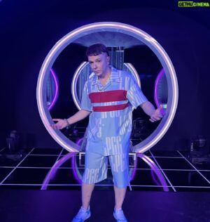 Supremme de Luxe Instagram - Fotos de la gala 9 de @tucaramesuena en la que tuve que imitar a Quevedo. 

Pensaba que no iba a ser una imitación tan complicada, pero tanto el registro grave como el fraseo hicieron que le tuviese que dedicar bastante tiempo. Lo que pude comprobar es que Quevedo compone unas letras y unas melodías que conectan desde el primer segundo con el público y que se quedan grabadas en tu cabeza con una facilidad asombrosa. Me quito el sombrero ante esto 👏🏻👏🏻👏🏻

Las fotos de la gala son de @joseirun_fotografia
