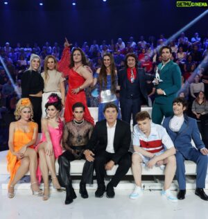 Supremme de Luxe Instagram - Fotos de la gala 9 de @tucaramesuena en la que tuve que imitar a Quevedo. 

Pensaba que no iba a ser una imitación tan complicada, pero tanto el registro grave como el fraseo hicieron que le tuviese que dedicar bastante tiempo. Lo que pude comprobar es que Quevedo compone unas letras y unas melodías que conectan desde el primer segundo con el público y que se quedan grabadas en tu cabeza con una facilidad asombrosa. Me quito el sombrero ante esto 👏🏻👏🏻👏🏻

Las fotos de la gala son de @joseirun_fotografia