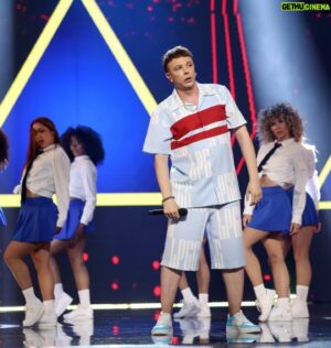 Supremme de Luxe Instagram - Fotos de la gala 9 de @tucaramesuena en la que tuve que imitar a Quevedo. 

Pensaba que no iba a ser una imitación tan complicada, pero tanto el registro grave como el fraseo hicieron que le tuviese que dedicar bastante tiempo. Lo que pude comprobar es que Quevedo compone unas letras y unas melodías que conectan desde el primer segundo con el público y que se quedan grabadas en tu cabeza con una facilidad asombrosa. Me quito el sombrero ante esto 👏🏻👏🏻👏🏻

Las fotos de la gala son de @joseirun_fotografia