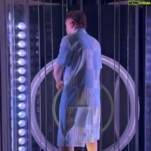 Supremme de Luxe Instagram - Fotos de la gala 9 de @tucaramesuena en la que tuve que imitar a Quevedo. 

Pensaba que no iba a ser una imitación tan complicada, pero tanto el registro grave como el fraseo hicieron que le tuviese que dedicar bastante tiempo. Lo que pude comprobar es que Quevedo compone unas letras y unas melodías que conectan desde el primer segundo con el público y que se quedan grabadas en tu cabeza con una facilidad asombrosa. Me quito el sombrero ante esto 👏🏻👏🏻👏🏻

Las fotos de la gala son de @joseirun_fotografia