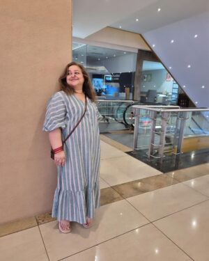 Supriya Shukla Instagram - आज थोड़ा बाहर जाया जाए.. 
थोड़ी तफरी की जाय 
बस मुस्कुरा लो.. और सब मुस्कुरा के देखा जाए 😊
Styled by  @seam_stress_by_rajludhwani 
Beautiful n comfortable frock by @nangaliaruchira
