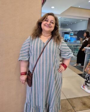 Supriya Shukla Instagram - आज थोड़ा बाहर जाया जाए.. 
थोड़ी तफरी की जाय 
बस मुस्कुरा लो.. और सब मुस्कुरा के देखा जाए 😊
Styled by  @seam_stress_by_rajludhwani 
Beautiful n comfortable frock by @nangaliaruchira