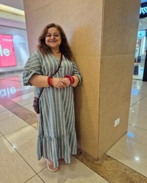 Supriya Shukla Instagram - आज थोड़ा बाहर जाया जाए.. 
थोड़ी तफरी की जाय 
बस मुस्कुरा लो.. और सब मुस्कुरा के देखा जाए 😊
Styled by  @seam_stress_by_rajludhwani 
Beautiful n comfortable frock by @nangaliaruchira