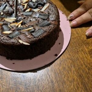 Supriya Shukla Instagram - Thank you swapnil and Princu ❤️❤️❤️❤️for tasty.. Yummy... Healthy cake❤️❤️... Luv u beta😘😘😘