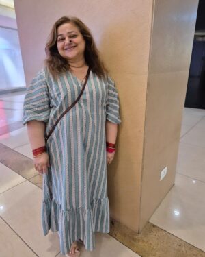 Supriya Shukla Instagram - आज थोड़ा बाहर जाया जाए.. 
थोड़ी तफरी की जाय 
बस मुस्कुरा लो.. और सब मुस्कुरा के देखा जाए 😊
Styled by  @seam_stress_by_rajludhwani 
Beautiful n comfortable frock by @nangaliaruchira