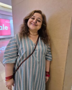Supriya Shukla Instagram - आज थोड़ा बाहर जाया जाए.. 
थोड़ी तफरी की जाय 
बस मुस्कुरा लो.. और सब मुस्कुरा के देखा जाए 😊
Styled by  @seam_stress_by_rajludhwani 
Beautiful n comfortable frock by @nangaliaruchira