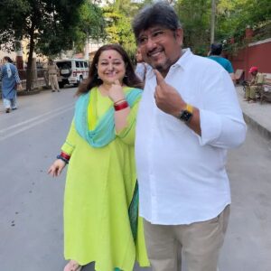 Supriya Shukla Instagram - कुछ ही समय बचा है..
अपना वोट ज़ाया ना करें...
Please vote🙏...
I voted.. As it's my right.. My responsibility.. My duty towards my nation... I stay in... I want my nation to be governed by able leaders who work for people of our nation...
Let democracy win..n let your VOTE COUNT🙏
भारत की जय हो 🙏
First time voter is also with us.. @damiashukla 
We need to make our children aware too.. About their rights n duties.. N importance of vote😊