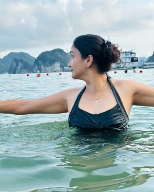 Surabhi Santosh Instagram - 🖤🖤🖤
📸: @pranavchandranofficial