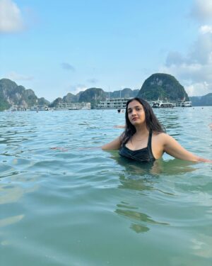 Surabhi Santosh Instagram - 🖤🖤🖤
📸: @pranavchandranofficial
