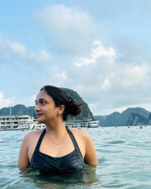 Surabhi Santosh Instagram - 🖤🖤🖤
📸: @pranavchandranofficial