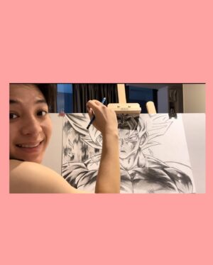 Suradej Pinnirat Instagram - 🤍🕊️🧡

Dragonball🐉 

การ์ตูนเรื่องนี้ให้อะไรหลายๆอย่างกับผม ไม่ว่าจะแนวคิด การใช้ชีวิต ความอดทน ความมุ่งมั่น ไม่ท้อ กับสิ่งที่เราเจอ และการ์ตูนเรื่องนี้ยังเป็นครูสอนวาดรูปให้กับตัวผมด้วย(ผมไม่เคยเรียนวาดรูปเลย) วันนี้ อาจารย์ โทริยามะ อากิระ คนสร้างดราก้อนบอลได้จากเราไป ผมก็คงต้องขอลงโพสนี้เพื่อเปนการไว้อาลัยให้กับอาจารย์ ขอบคุณที่สร้าง ตำนานการตูนดีดีแบบนี้ให้กับคนทั้งโลกนะครับ ยังไงdragonball ก็คงเป็นการตูนที่ผมรักที่สุดแล้ว และไม่ว่าจะโตแค่ไหน ผมก็ยังย้อนกลับไปดูภาคแรก โดยไม่มีคำว่าเบื่อแล้วเมื่อไหรที่คิดถึงตอนที่เรายังเป็นเด็กที่เราต้องตื่นเช้ามาเปิดช่อง9นั่งรออย่างใจจดใจจ่อ ผมก็คงจะเปิดมันดูทุกครั้งเมื่อคิดถึงและคงดูการ์ตูนเรื่องนี้ตลอดไป.... เพลงในรูปสุดท้ายเป็นเพลงที่ #บาสเด็กอ้วนที่แท้จริง ชอบมากๆครับ🫶🏻