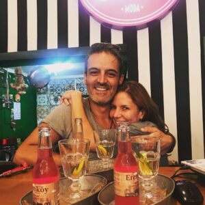 Süreyya Güzel Instagram - Makarnalarına (3 çeşit yedik), şerbetlerine ve üstüne donutlarına -artık buna kibar kibar yemek yedik diyemiyoruz tabii bence karbonhidrat ve lezzete kafa atmak. Hafif ve mutluluk verici bir soframız oldu. İsmail’in mutfağından sevgi çıktı🧡 @37acafe @memochang @mincimerdi