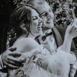 Süreyya Güzel Instagram - Kızkardeş kelimesi yetersiz geldi fotoğraflara bakarken. Canım, miniğim, yeri geldi mi büyüğüm, dünya tatlısı cadım, yoldaşım, sevdiceğim hayatına yeni bir yön verdi. Dolu dolu, keyifle, zıpırlıklarla tatlı tatlı, neşeyle yaşayın  hayatınızı beraber. Bir erkek kardeş geldi aileye. Hoşgeldin aramıza Alper, oğluşumun adaşı. Güzel günleriniz olsun beraber. Sizi seviyorum. Üçümüz birlikte, tek durduğumuz bi foti bulucam bir ara😂🥰 Fotoğraflar için teşekkür ederiz @izmirweddingphoto