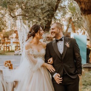 Süreyya Güzel Instagram - Kızkardeş kelimesi yetersiz geldi fotoğraflara bakarken. Canım, miniğim, yeri geldi mi büyüğüm, dünya tatlısı cadım, yoldaşım, sevdiceğim hayatına yeni bir yön verdi. Dolu dolu, keyifle, zıpırlıklarla tatlı tatlı, neşeyle yaşayın  hayatınızı beraber. Bir erkek kardeş geldi aileye. Hoşgeldin aramıza Alper, oğluşumun adaşı. Güzel günleriniz olsun beraber. Sizi seviyorum. Üçümüz birlikte, tek durduğumuz bi foti bulucam bir ara😂🥰 Fotoğraflar için teşekkür ederiz @izmirweddingphoto