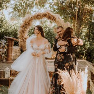 Süreyya Güzel Instagram - Kızkardeş kelimesi yetersiz geldi fotoğraflara bakarken. Canım, miniğim, yeri geldi mi büyüğüm, dünya tatlısı cadım, yoldaşım, sevdiceğim hayatına yeni bir yön verdi. Dolu dolu, keyifle, zıpırlıklarla tatlı tatlı, neşeyle yaşayın  hayatınızı beraber. Bir erkek kardeş geldi aileye. Hoşgeldin aramıza Alper, oğluşumun adaşı. Güzel günleriniz olsun beraber. Sizi seviyorum. Üçümüz birlikte, tek durduğumuz bi foti bulucam bir ara😂🥰 Fotoğraflar için teşekkür ederiz @izmirweddingphoto
