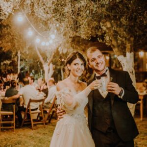 Süreyya Güzel Instagram - Kızkardeş kelimesi yetersiz geldi fotoğraflara bakarken. Canım, miniğim, yeri geldi mi büyüğüm, dünya tatlısı cadım, yoldaşım, sevdiceğim hayatına yeni bir yön verdi. Dolu dolu, keyifle, zıpırlıklarla tatlı tatlı, neşeyle yaşayın  hayatınızı beraber. Bir erkek kardeş geldi aileye. Hoşgeldin aramıza Alper, oğluşumun adaşı. Güzel günleriniz olsun beraber. Sizi seviyorum. Üçümüz birlikte, tek durduğumuz bi foti bulucam bir ara😂🥰 Fotoğraflar için teşekkür ederiz @izmirweddingphoto