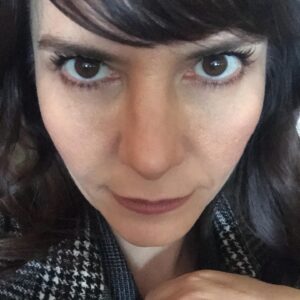 Süreyya Güzel Instagram - Güçlüyle işbirlikçi (güçlü olmak, artık birlik olmaktan geçiyor bu da çözüldü), ‘güçsüz gördüğüne’ zorba olan her davranışın, sözün, bakışın eril şiddet olduğunu düşünüyorum. İnandığını bağıra bağıra konuşanlardan korkuyorum. Yapmazlar, çünkü maruz kaldılar dediğim bir çok hemcinsimde zorbalığa rastladım rastlıyorum. ‘Nasıl böyle çirkin çıktın bundan sonra ben seni güzel bir kadın olarak nasıl pazarlayacağım? Çok çirkin çıkmışsın‘ ‘Biliyorum farkındayım saçlarını iki yandan örmüşsün sahnede güzel ve genç görünmeye çalışıyorsun ama…’ (bahsettiği prova saçım bu arada böyle konuşabiliyor ama prömiyere  ışık tasarımı yetişmiyor. Sahneye dekor sığmıyor.)Vs Vs. Bu gibi cümlelerle ‘insana’ gayet fütursuzca yaklaşan yönetmen menajer ya da oyuncu ‘kadınlar’. İnsan evladı çeşit çeşit.
 Aklıma gelmişken dedikodunun patriyarkal düzene hizmet eden en güçlü aygıtlardan biri olduğunu da düşünüyorum. Öyle işte… Bu politik duruşlar, sosyal ve mesleki anlamda politik vuruşlar, hayatımıza evimize, işimize,birbirimizle olan ‘menfaatsiz’ birlik oluşlarımıza da güzel yansır umarım. İyi geceler 🌙 
Ve evet güzel bir şey olacaksa ben gerçekten hazırım 😌. Not: Fotideki bakış sevgiliye 🤍