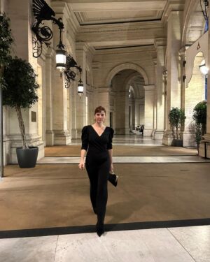Süreyya Güzel Instagram - Walking through my dreams diyebilir miyiz evet diyebiliriz. 🫠 Teşekkür ederim @smozkn çok güzel hissettim.
Galaya gidiş. İstanbul Triology by @ferzanozpetek ☀️