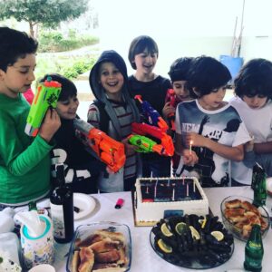 Süreyya Güzel Instagram - Rüzgar bize 1 Nisan şakası yaptı. Mumların hepsini yakamadık. Bir temsilci seçtik, onu yaktık.Alper üfledi. 🧚‍♀️