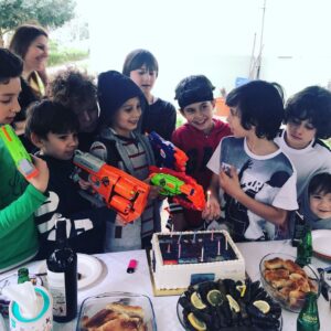 Süreyya Güzel Instagram - Rüzgar bize 1 Nisan şakası yaptı. Mumların hepsini yakamadık. Bir temsilci seçtik, onu yaktık.Alper üfledi. 🧚‍♀️