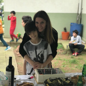 Süreyya Güzel Instagram - Rüzgar bize 1 Nisan şakası yaptı. Mumların hepsini yakamadık. Bir temsilci seçtik, onu yaktık.Alper üfledi. 🧚‍♀️