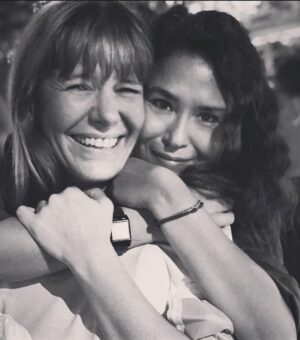 Süreyya Güzel Instagram - Benim tatlı etipufum, çok şey yazasım var ama yazmayacağım beraber yaşayacaklarımız da var.  5/6 yıl önce aldığımız biletlere rağmen  benim son dakikada Alper’in kolunun kırılmasıyla gelemediğim Kaş’a kaşla göz arasında taşınman… Çok ağlıyorum çok ağlıycam belli, seni çok özleyeceğim Nazan. Seni çok seviyorum canım benim. Günlerimizi gecelerimizi serseriliklerimizi, şapşallıklarımızı, gülmelerimizi, kahvaltılarımızı, yemeklerimizi, sarhoşluklarımızı, geyiklerimizi, konuşamadan anlaşmalarımızı… Artık Kaş’ta yenilerini yaşayacağımız günlere saklıyorum hevesimi. Hayal ettiğinden düşündüğünden daha güzel karşılaşın orası seni. ❤️💜🤍 Oraya ampullerimi takıp geleceğim evet!