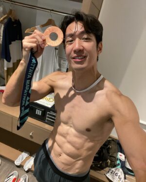 Suriyont Arunwattanakul Instagram - วิ่งเสร็จแย้ววววววว “ Pattaya Marathon 2024 “ น่ารัก สนุกสนาน ❤️❤️ เหนื่อยมากกกกกก เนินน้อยๆ ยาวๆ แต่ท้ายๆอัดไม่ขึ้น 😂😂 เวลาไม่ได้ตามเป้า แต่ดีขึ้นกว่าเดิมมานิดนึง ก็แสนดีใจ ✌️✌️ Yahooooooo สนามหน้าเอาใหม่