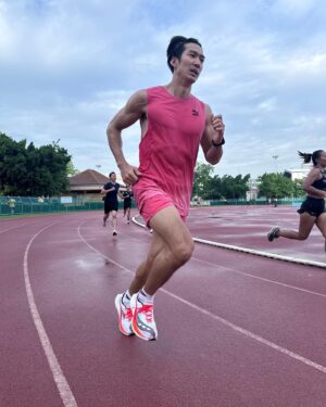 Suriyont Arunwattanakul Instagram - ขอแค่ร่างกายพร้อม ไม่บาดเจ็บ ต้องฝึกซ้อมตลอด : ความฟิต ความแข็งแรง ความทนทาน ความเร็ว การหายใจ จังหวะวิ่ง ท่วงท่า การลงเท้า ยังไม่ดีเท่าที่ควร ผมจึงพยายามฝึกซ้อมเต็มที่ ทุกสถานการณ์ ☀️ 🌧 💨🔥 ดีขึ้นวันละนิด ก็สุขใจ @coach.deaw