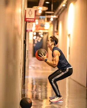 Suriyont Arunwattanakul Instagram - “ Wall Ball 6 Kg.“ เป็นหนึ่งในการ Training ที่ผมชอบที่สุด สำคัญที่ตอนโยนรับบอล ต้องเกร็งแกนกลางลำตัวให้ดี และท่า Squat ต้องเป๊ะ ตอนลง ถึงจะได้ประโยชน์สูงสุด มีผลต่อการส่งบอลขึ้นกำแพงได้ดีขึ้นด้วยครับ HIIT กับ หมอเมย์ @may_samitada ระบบกล้ามเนื้อและระบบหายใจพัฒนาขึ้นทุกครั้งจริงๆครับ ❤️❤️🔥🔥💪💪 @mayclinic.official #ฝึกต่อไปดิวะ #หนักไม่หนักไม่รู้รู้แต่ไม่เคยหยุดจนกว่าจะสุดลมหายใจ  #กลับมาเล่นครั้งนี้ต้องครบไม่งั้นไม่จบ #อย่าได้เบาอย่าได้แผ่ว #เอาไปให้หมดทั้งร่างกายและหัวใจ #workoutmotivation #weighttraining #bodybuilding #leanmuscle #gym #trainhard #workout